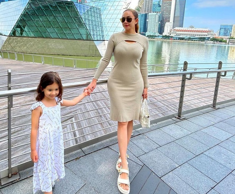 Ura Kasih dan anaknya, Arabella saat berlibur ke luar negeri. SP/ SBY