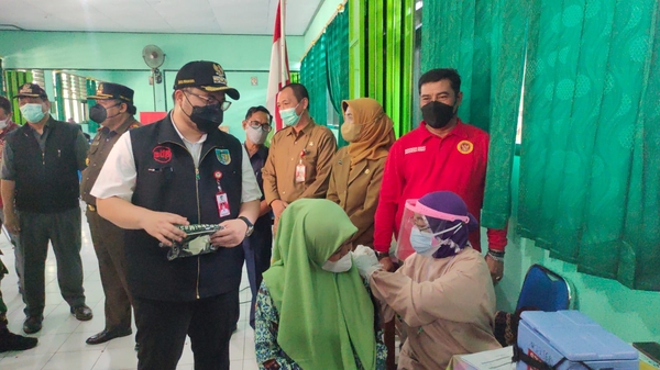 Bupati Kediri, Haninditho Himanan Pramana saat melihat par pelajar divaksin