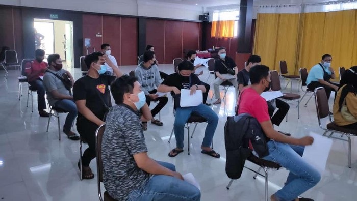 Tenaga harian lepas (THL) Dinas PUPR Kabupaten Blitar menerima vaksin AstraZeneca yang pertama pada Sabtu (22/5) kemarin.