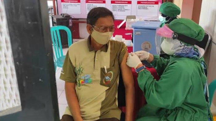 Seorang lansia mengikuti vaksinasi di kantor Kelurahan Sananwetan, Blitar.