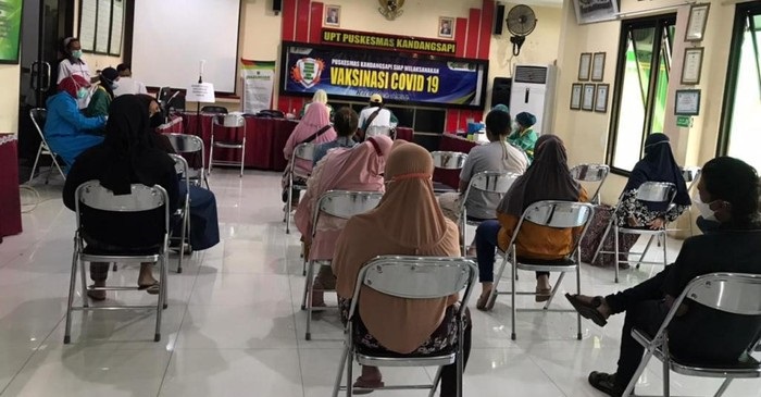 Pelaksanaan vaksinasi di kota Pasuruan. 