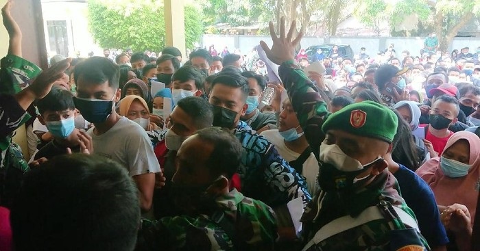 Vaksinasi massal di Gedung Serbaguna Kelutan Trenggalek. 