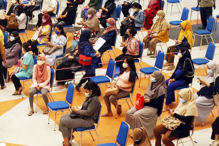 Ibu Hamil antusias mengikuti vaksinasi massal dosis pertama di Airlangga Convention Centre (ACC) Kampus C Universitas Airlangga Surabaya, Jawa Timur, Kamis (19/8/2021).  Sp/ant/didik kus/ali masduki
