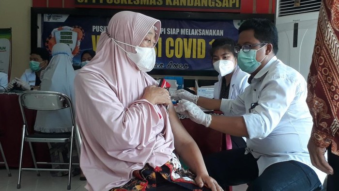 Seorang warga di Pasuruan tengah mendapat suntikan vaksin covid-19.