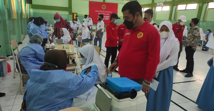 Kabinda Jatim Marsma Rudy Iskandar meninjau pelaksanan vaksinasi di salah satu sekolah.