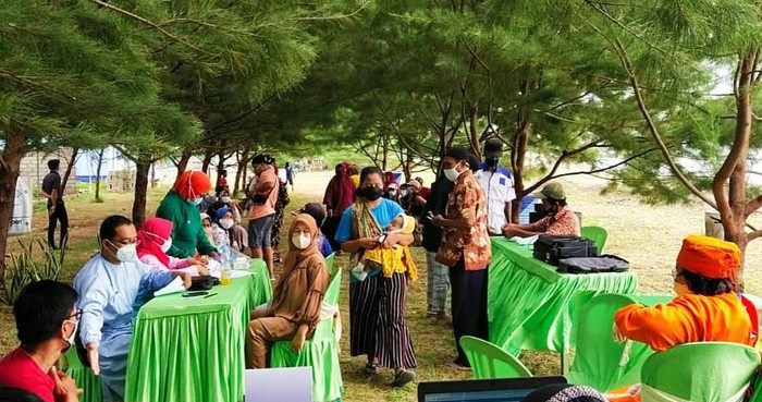Vaksinasi di Pantai Asmara, Kecamatan Wongsorejo, Banyuwangi.