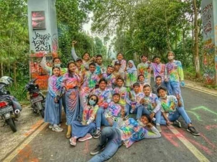Foto aksi vandalisme sejumlah pelajar SMK yang mencoret-coret gapura wisata Bromo.