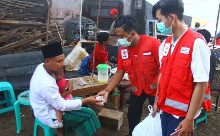 Anggota PMI membagikan nasi bungkus untuk buka puasa bagi para pengungsi gempa di Malang, Selasa (13/4/2021).SP/ANT