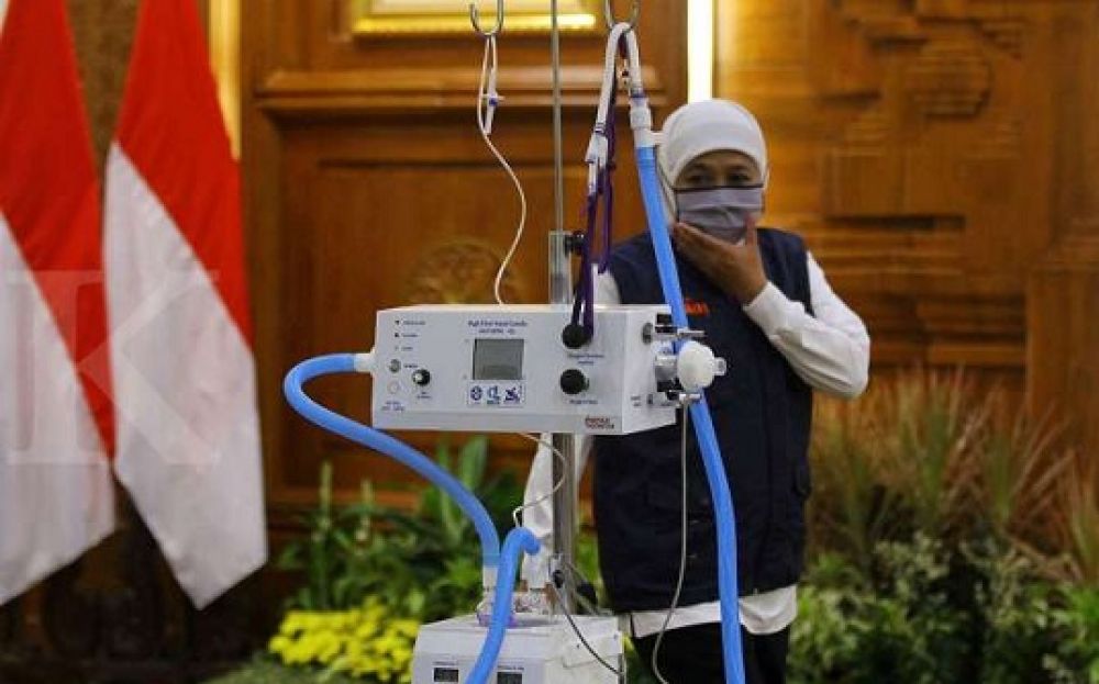 Gubernur Khofifah mengecek bantuan ventilator dari LIPI, awal Juli 2020 lalu, di Gedung Negara Grahadi Surabaya.
Foto: sp/arlana byob
