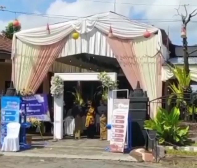 Tangkapan layar hajatan video hajatan pernikahan yang digelar kades di balai desa setempat saat pemberlakuan PPKM Darurat.