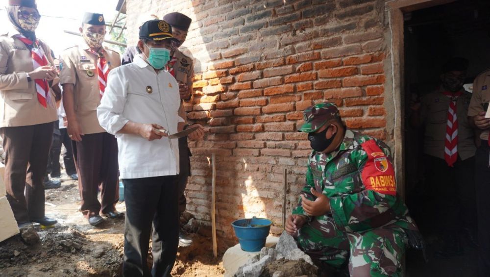 Wabup Nur Ahmad saat ikut membedah rumah warga miskin.SP/SG