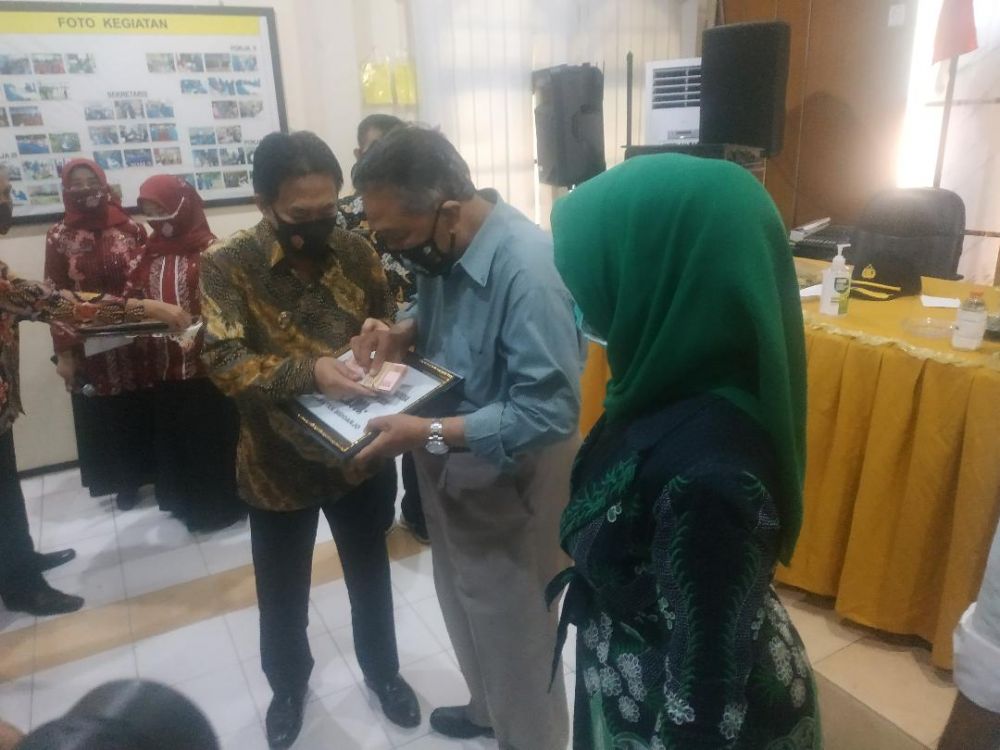 Wabup Sidoarjo Nur Ahmad saat serahkan bantuan untuk kampung tangguh
