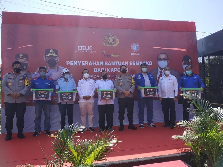 Wakapolda Jatim Brigjen Pol Slamet Hadi Supraptoyo menyerahkan bantuan sembako dari Kapolri secara simbolik kepada perwakilan kelompok buruh. SP/Sugeng Purnomo