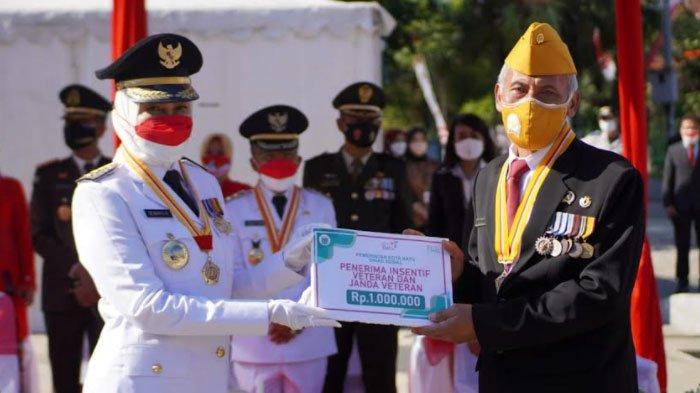 Wali Kota Batu Dewanti Rumpoko memberikan insentif itu secara simbolis kepada Ketua Legiun Veteran Republik Indonesia (LVRI) Batu, Handri Israwan. 