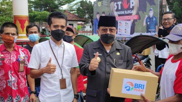 Wali kota Blitar Santoso menyerahkan bantuan kepada perwakilan pedagang dan tukang becak, Jum’at (3/9).