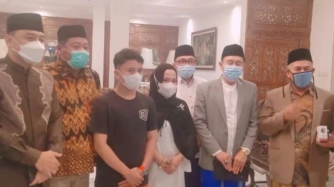 Ketua NU Jawa Timur Marzuki Mustamar, Wali Kota Surabaya Eri Cahyadi, Kepala BPB Linmas Irvan Widyanto, dan FA beserta keluarganya saat proses mediasi pada Minggu (25/4/2021) malam.