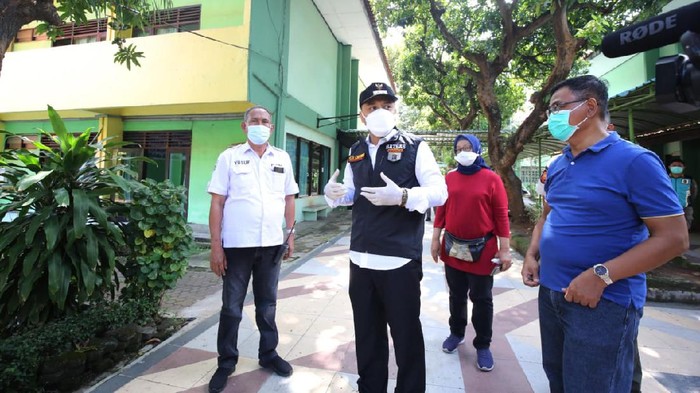 Wali Kota Surabaya, Eri Cahyadi  meninjau Asrama Haji Sukolilo. SP/DE/ESTI WIDIYANA