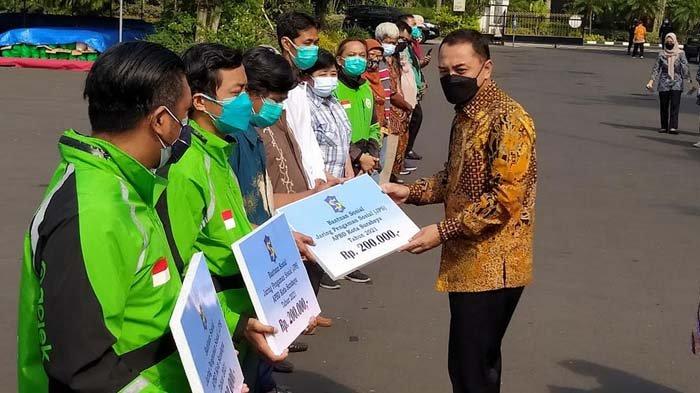 Wali Kota Surabaya Eri Cahyadi saat menyerahkan bansos JPS di Balai Kota Surabaya.
