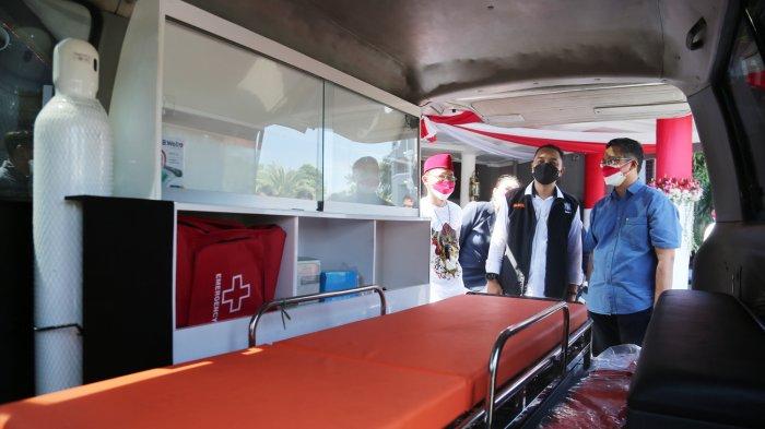 Wali kota Surabaya Eri Cahyadi saat menerima bantuan mobil ambulance dari keluarga besar Airlangga (Kalingga)