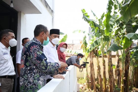 Wali Kota Surabaya Eri Cahyadi saat melihat lahan kosong saat berkantor di Kelurahan Sememi, pada Kamis (3/6). SP/Humas Pemkot Surabaya
