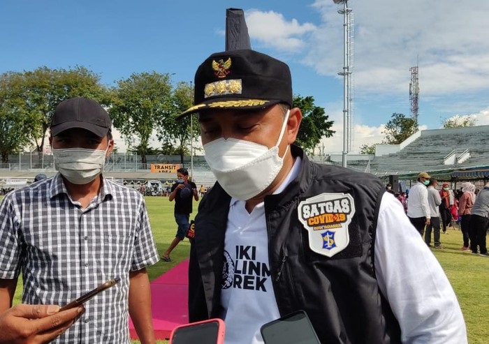 Wali Kota Surabaya, Eri Cahyadi saat memberikan statemen kepada wartawan saat pantau vaksinasi di Stadion Tambaksari, Jumat (9/7/202).