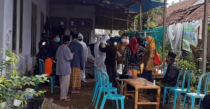 Sejumlah petugas kesehatan datang untuk melakukan pemulasaraan jenazah pasien covid-19
