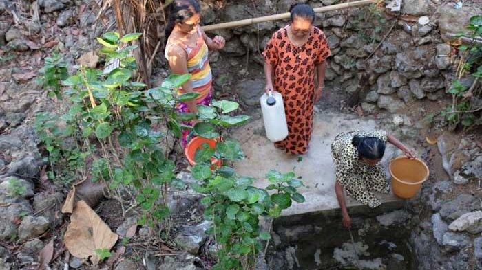 Warga di Kabupaten Trenggalek mengambil air di salah satu mata air yang tersisa ketika musim kemarau tiba. SP/ TRENGGALEK