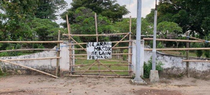 Tampak pagar bambu yang dibuat warga untuk menutupi akses masuk Situs Kumitir.