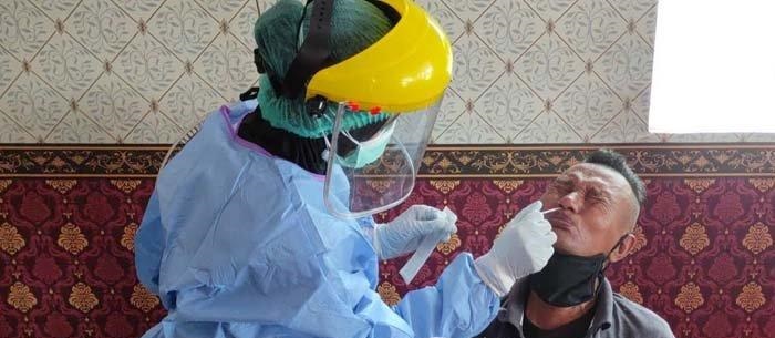 Salah seorang warga saat mengikuti tes swab antigen gratis di Alun-alun kota Blitar