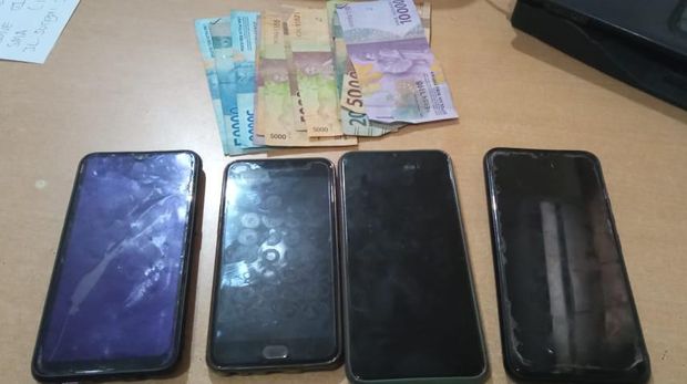 Barang bukti yang diamankan polisi. 
