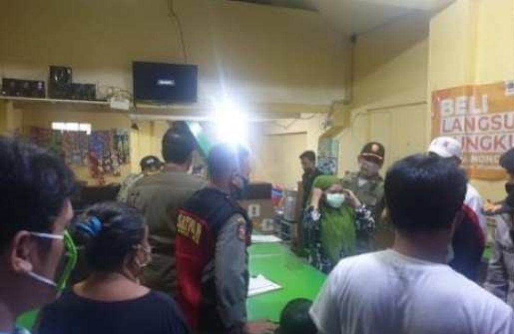 Salah satu warkop yang melanggar aturan jam malam saat dirazia petugas gabungan. 