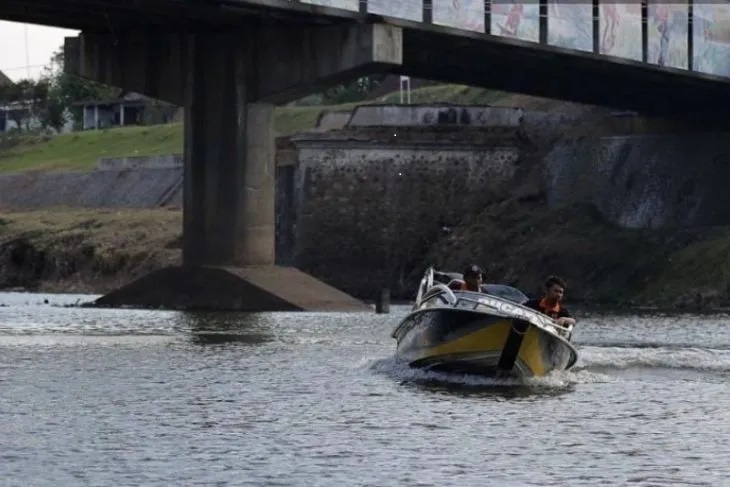 Kegiatan uji coba wahana perahu bermotor di bawah Jembatan Manguharjo di Sungai Bengawan Madiun. Foto: Diskominfo Kota Madiun.