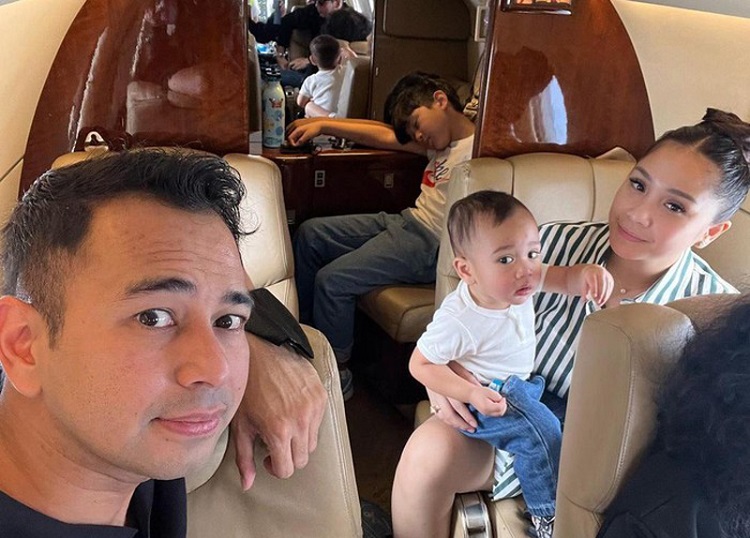 Raffi Ahmad dan Nagita Slavina menggunakan jet pribadi miliknya saat hendak menuju  acara akad nikah dan resepsi Kaesang-Erina Gudono di Yogyakarta. SP/ SBY