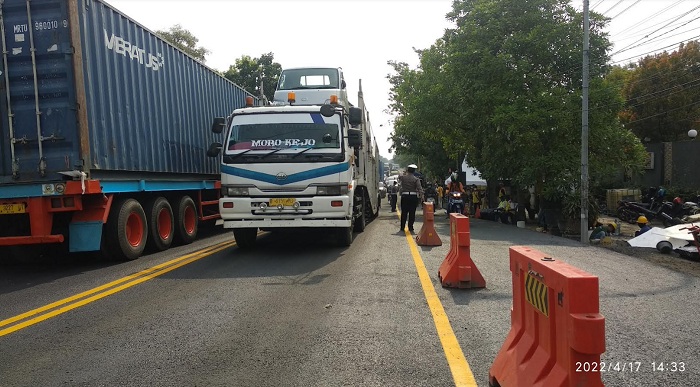 Kendaraan truk tronton dan sejenisnya sudah bisa melewati jembatan Ngaglik 1 Lamongan. SP/MUHAJIRIN KASRUN