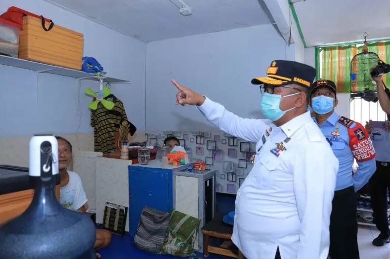 Kakanwilkumjam Jatim Krismono saat melakukan pengecekan lapas di Madiun, beberapa waktu lalu. SP/ANT JATIM