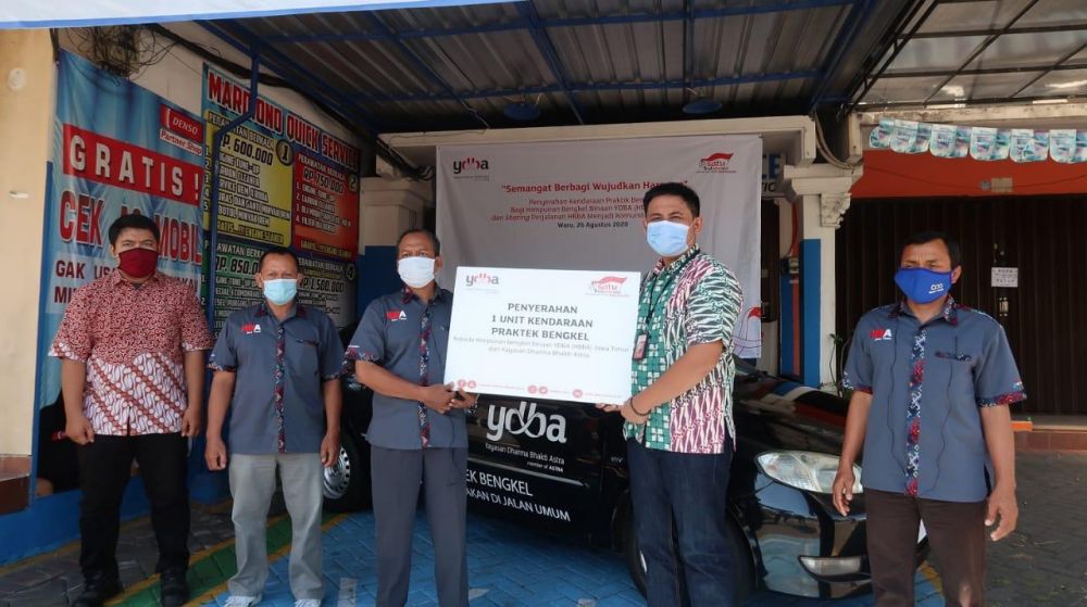 Penyerahan 1 unit mobil prakk bengkel YDBA diwakili Kepala Departemen Training & Mentoring YDBA, Aloysius Daniel Harbianto kepada Ketua HBBA Jatm, Suyono (tengah) 