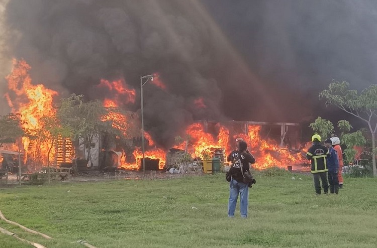 Insiden kebakaran di Gudang Palet Kayu dan Plastik di Jalan Jepara, Senin (01/01/2024). SP/ SBY