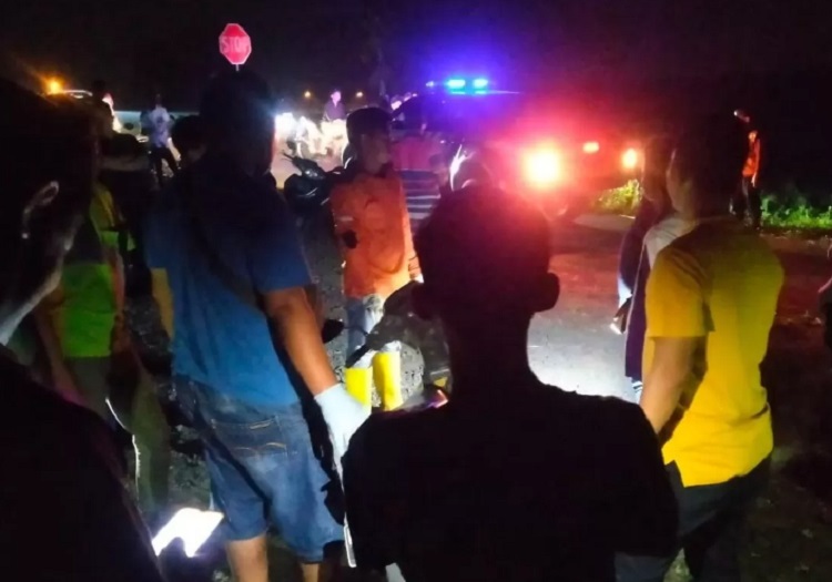 Proses evakuasi potongan jasad korban yang berceceran di lokasi kejadian perlintasan tanpa palang pintu Dusun Johoclumprit Desa/Kecamatan Sumobito Kabupaten Jombang pada Rabu (12/07/2023) malam. SP/ JBG