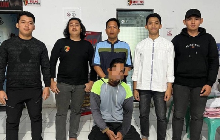 Pelaku pencabulan anak, YS (43) saat diamankan polisi setelah mencabuli 11 orang anak yang masih TK dan SD. SP/ SLW