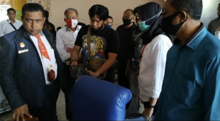 Yusten (paling kiri) saat ditangkap oleh Satreskrim Polres Kota Kediri di daerah Desa Bulusari, Kab Kediri, 31 Agustus 2020 lalu. SP/istimewa