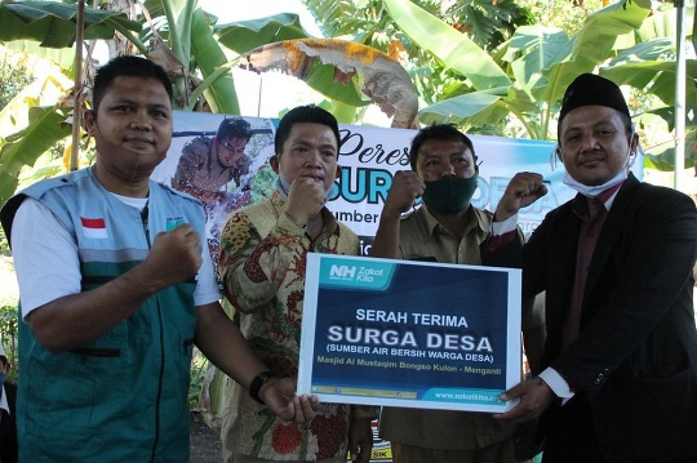 NH Zakatkita saat mewakafkan sumur bor untuk masjid. SP/M.AIDID