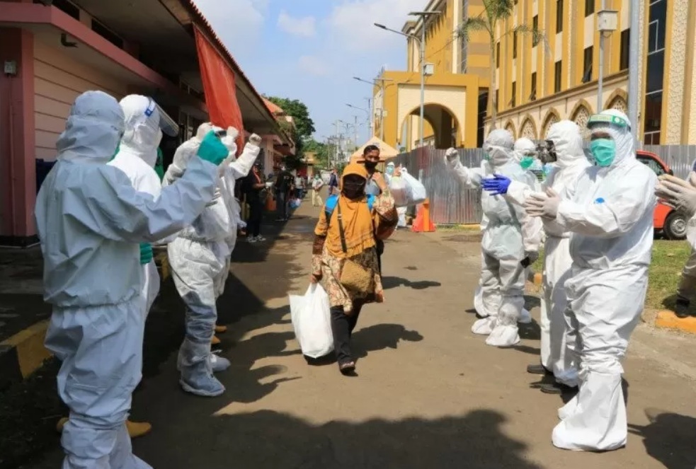 Sejumlah warga yang dinyatakan sembuh dari COVID-19 saat dipulangkan dari tempat karantina di Asrama Haji Surabaya. SP/ANT/Humas Pemkot Surabaya